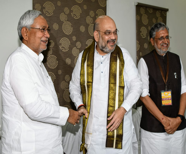 पटना पहुंचे अमित शाह ने सीएम नीतीश से की मुलाकात, साथ किया नाश्ता, देखें तस्वीरें...